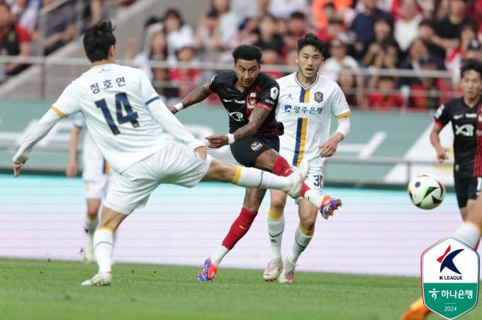 서울의 린가드(가운데)(한국프로축구연맹 제공)