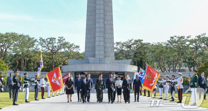 [사진] 이희완 차관, 에티오피아 총리와 현충원 참배