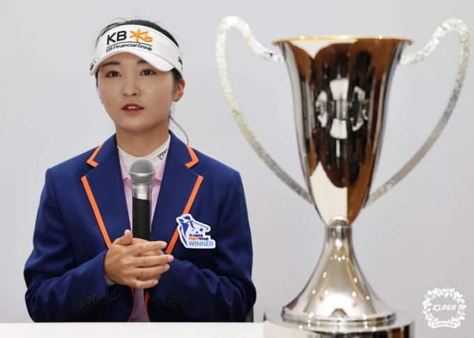 [사진] 우승 인터뷰 하는 이예원