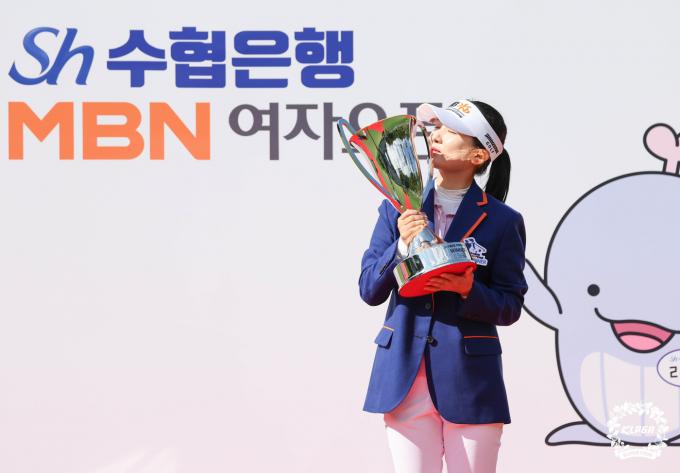 [사진] 트로피 키스하는 이예원