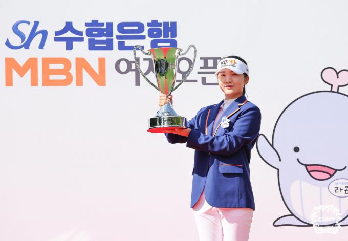 [사진] 트로피 든 이예원