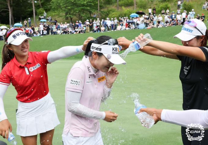 [사진] 이예원, 우승의 물세례