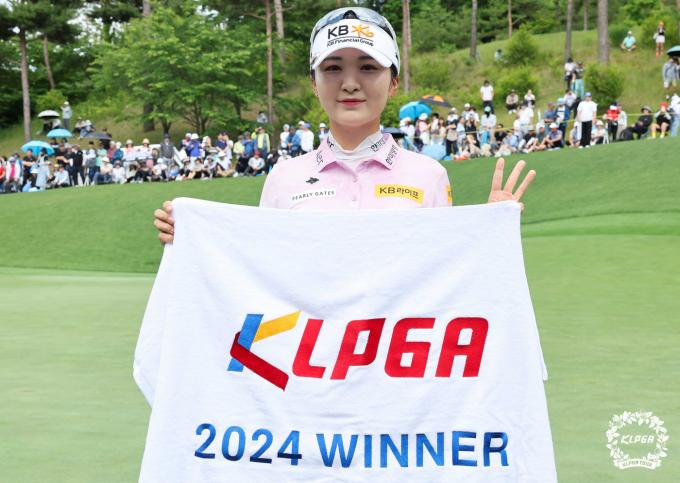 [사진] 우승 포즈 취하는 이예원