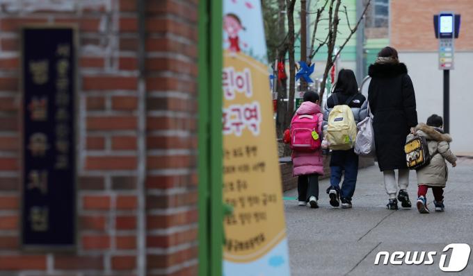 서울 시내의 한 초등학교에서 학생들이 등교를 하고 있다. /뉴스1 ⓒ News1 김민지 기자