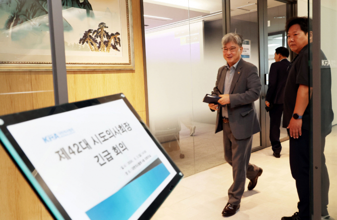 2일 오후 서울 용산구 대한의사협회에서 열린 제42대 시도의사회장 긴급회의에 앞서 참석자들이 입장하고 있다. 의협은 이 자리에서 산하 전국 16개 시·도의사회장단과 회의를 갖고 정부의 의대 증원 확정에 따른 총파업 돌입 여부 등을 논의했다. /사진=뉴스1