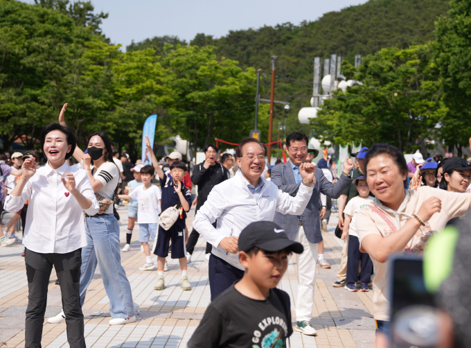지난 1일 열린 아침체인지 어울림 한마당 행사에 참여한 하윤수 부산교육감(앞줄 가운데)/사진=부산교육청