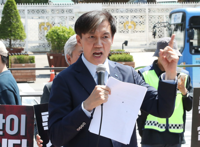 국회사무처의 사무실 배정에 항의해 조국혁신당이 첫 최고위원회의를 본청 로비에서 진행한다. 사진은 조국 조국혁신당 대표가 1일 서울 용산구 전쟁기념관 앞에서 열린 채 해병 특검 거부 규탄집회에서 발언을 하는 모습. /사진=뉴스1