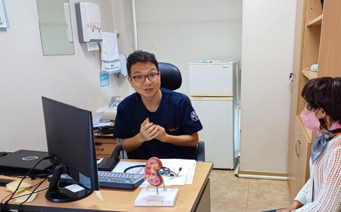  최재혁 부산 온종합병원  과장이 진료실에서 환자와 상담을 하고 있다./사진=온종합병원