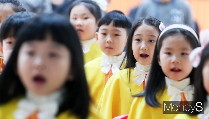 국책연구기관 한국조세재정연구원에서 여학생을 1년 일찍 입학시킬 경우 출산율 제고에 도움이 될 것이라는 분석을 제시했다는 보도에 대해 개인의 의견이라고 해명했다. 사진은 기사 내용과는 무관한 지난 3월 서울 시내 한 초등학교 입학식. /사진=임한별 기자