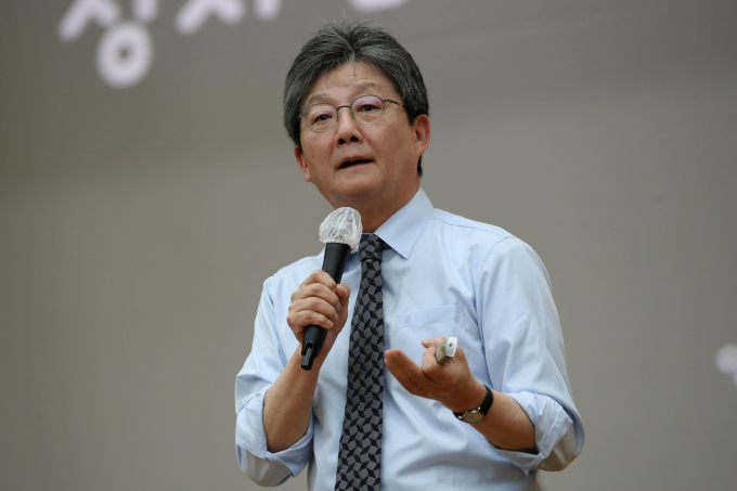 유승민 전 국민의힘 의원이 북한의 오물풍선에 대한 정부의 대북확성기 검토 대응에 대해  "이런 국방이 무슨 국방인가"라고 지적했다. 사진은 유 전 의원이 지난달 9일 서울 서대문구 연세대학교에서 '정치 리더의 조건'을 주제로 특강하는 모습. /사진=뉴스1