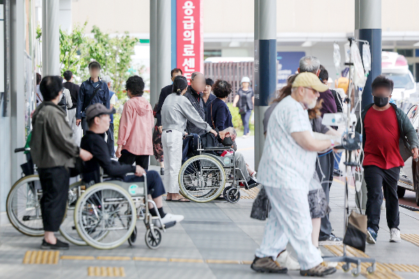  국민건강보험공단과 대한의사협회(의협) 사이의 건강보험 의료수가 관련 협상이 결렬되면서 임현택 의협 회장이 정부에 강도 높은 비판을 하고 있다. 지난달 27일 서울 소재 한 대학병원에서 환자들이 오가고 있다. /사진=뉴스1
