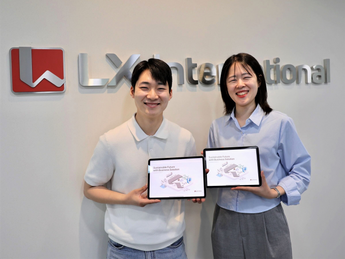 LX인터내셔널 직원들이 ESG경영 활동 및 성과 등을 담은 ‘2024 지속가능경영보고서’를 선보이고 있다. /사진=LX인터내셔널