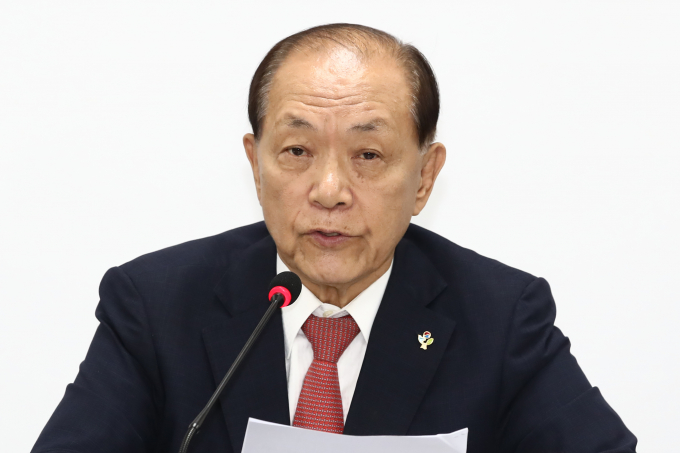 황우여 국민의힘 비상대책위원장이 전당대회 시기를 다음달로 언급했다. 사진은 황 위원장이  3일 서울 여의도 중앙당사에서 열린 비상대책위원회의에서 모두발언하는 모습. /사진=뉴스1 