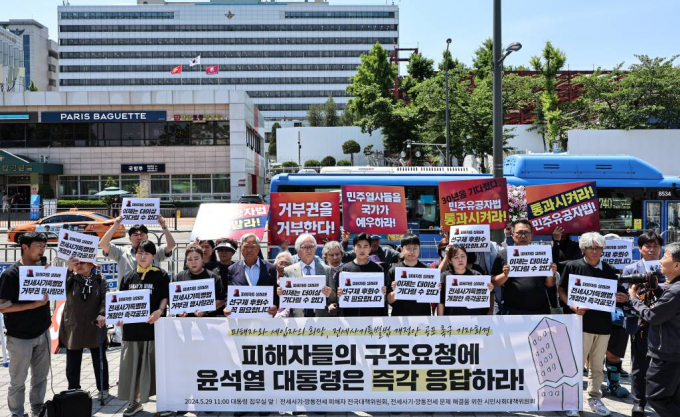 전세사기 피해 임차인이 계약 종료 전 더 낮은 금리의 피해자 전용 정책대출을 이용할 수 있게 됐다. 사진은 지난달 29일 서울 용산구 대통령실 앞에서 '전세사기 특별법' 개정안과 '민주유공자 예우에 관한 법률'에 대한 대통령의 거부권 행사를 반대하는 기자회견에서 발언하고 있는 전세사기·깡통전세 피해자 전국대책위원회 회원들. /사진= 뉴스1 