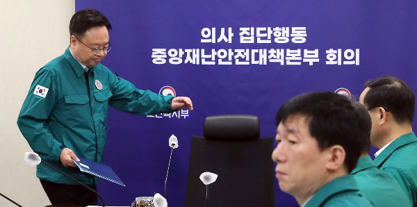 정부가 올해 의사 국가시험을 예년과 동일하게 진행하겠다고 밝히며 의료계의 집단휴진 총파업 투표에 대해서는 우려를 표했다. 조규홍 보건복지부 장관이 3일 오전 세종시 정부세종청사에서 열린 의사집단행동 관련 중대본 회의에 참석하고 있다. /사진=뉴스1