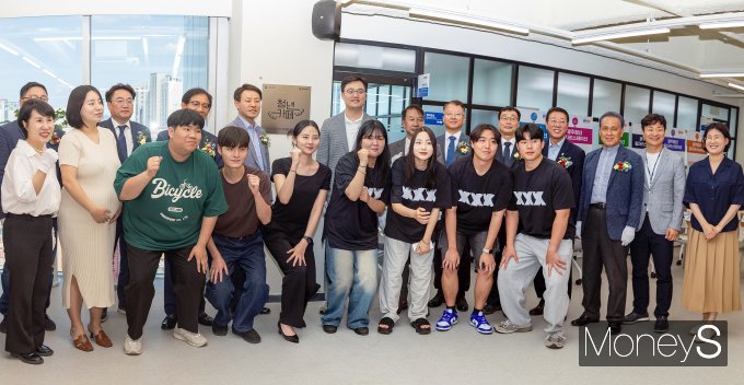 김동진 광주대학교 총장과 지역 청년들이 5월 31일 광주청년일자리스테이션 상무센터 현판식을 마친 후 기념촬영을 하고 있다/사진=광주대학교 제공.