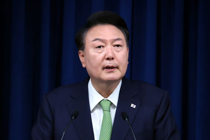 윤석열 대통령이 경북 포항 영일만 일대에 막대한 석유·가스가 매장돼 있을 가능성이 있다고 밝혔다. 사진은 윤 대통령이 3일 서울 용산 대통령실 브리핑룸에서 첫 국정브리핑을 하는 모습. /사진=뉴시스