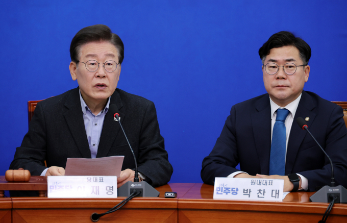 이재명 더불어민주당 대표가 정부와 여당에 저출생 대응을 위한 여·야·정 협의기구 설치를 강조했다. 사진은 이 대표(왼쪽)가 3일 서울 여의도 국회에서 열린 최고위원회의에서 발언하는 모습. /사진=뉴시스