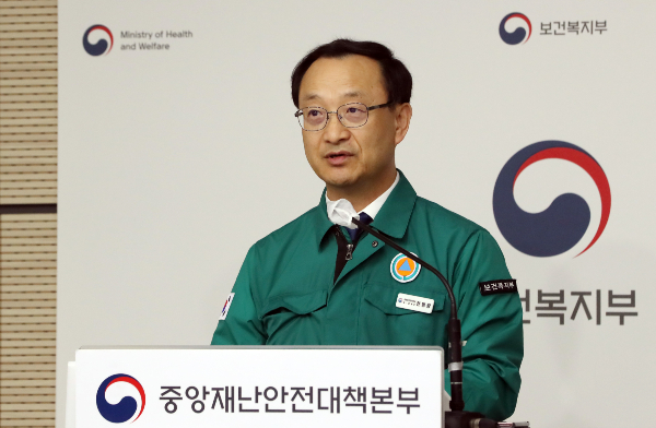 정부가 전공의 7대 요구 사항 중 의대 증원 전면 백지화를 제외하고는 모두 정책에 반영하고 있다며 전공의 복귀를 촉구했다. 전병왕 보건복지부 보건의료정책 실장이 3일 세종시 정부세종청사에서 의사 집단행동 중앙재난안전대책본부 브리핑을 하고 있다. /사진=뉴스1