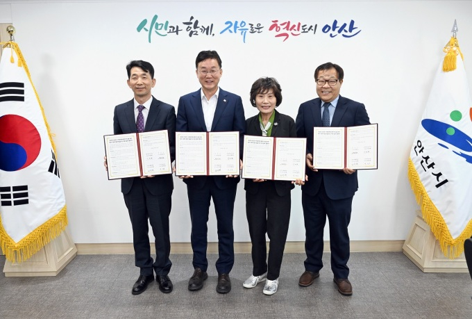 이경환 고용노동부 안산지청장(왼쪽 첫번째)과 이민근 안산시장(왼쪽 두번째)이 고립 은둔 청년 등의 지원을 위한 협약을 맺은 뒤 기념촬영을 하고 있다. / 사진제공=안산시