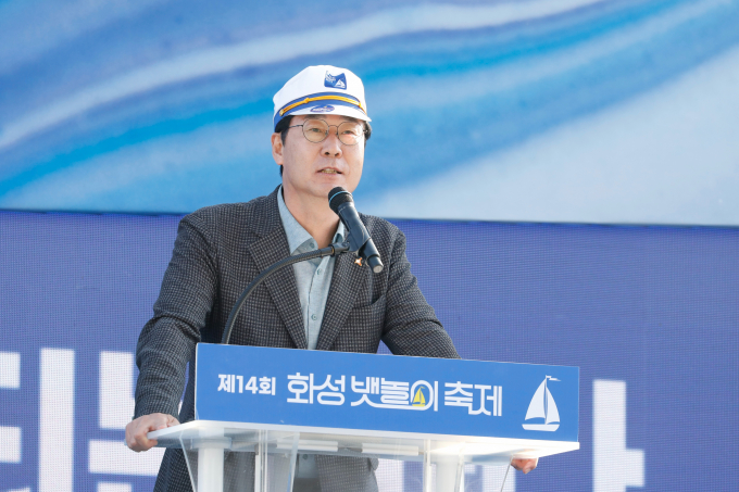 2일 정명근 시장이 지난 달 31일부터 2일까지 화성시 전곡항 일원에서 개최된 '제14회 화성 뱃놀이축제' 폐막식에서 인사말을 하고 있다. / 사진제공=화성시