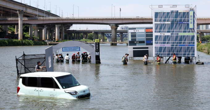 행정안전부는 3일 여름철 집중 호우에 대비해 서울시와 강남구의 재난관리자원 관리 현장을 점검했다. 사진은 저번달 31일 서울 송파구 탄천공영주차장 수변 일대에서 소방대원들이 강남역, 반지하, 전기차 등 도심호우·침수피해 발생 상황을 가정한 긴급구조훈련을 하는 모습. /사진=뉴시스