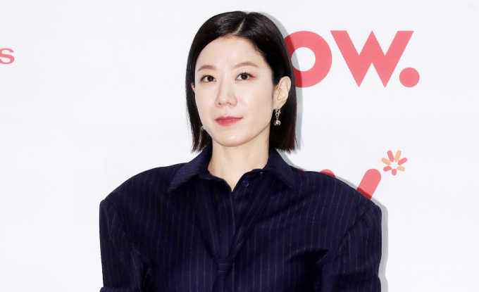 지난해 남편 고(故) 이선균을 떠나보내고 힘든 시간을 보낸 배우 전혜진이 팬들의 응원과 지지를 힘 얻어 드라마로 복귀한다. 사진은 지난 2022년 11월 서울 영등포구 여의도동 중소기업중앙회에서 열린 제42회 영화평론가협회상(영평상)에 참석한 배우 전혜진. /사진=머니투데이