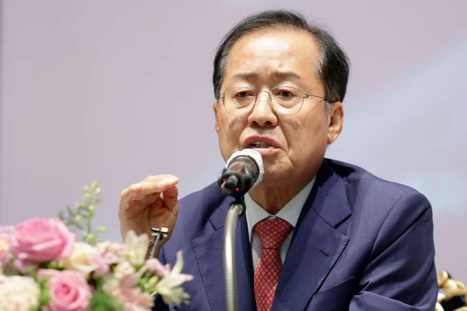 홍준표 대구시장이 3일 자신의 페이스북에 윤석열 정권을 지켜야 한다는 글을 게재했다. 사진은 홍 시장이 지난달 29일 서울 영등포구 공군호텔에서 열린 새미준 정기세미나 초청강연을 하는 모습. /사진=뉴시스