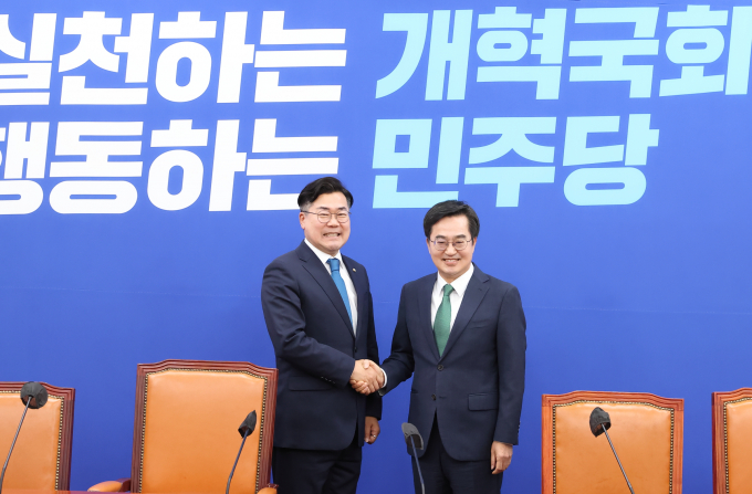 김동연 경기도지사(오른쪽)가 3일 박찬대 더불어민주당 원내대표에게 '경제 3법' 제·개정 협조를 요청하며 악수를 하고 있다. / 사진제공=경기도