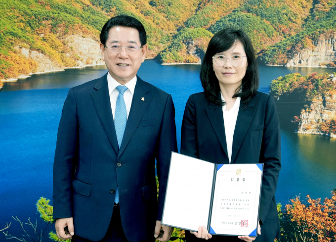 김영록 전라남도지사(왼쪽)가 3일 도청 접견실에서 김옥경 신임 농업박물관장에게 임명장을 수여한 뒤 기념촬영을 하고 있다./전남도