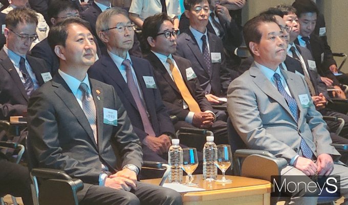 3일 서울 강남 포스코센터에서 '제25회 철의 날' 기념행사가 열리고 있다. 사진 왼쪽부터 안덕근 산업통상자원부 장관, 장인화 포스코홀딩스 회장. /사진=최유빈 기자