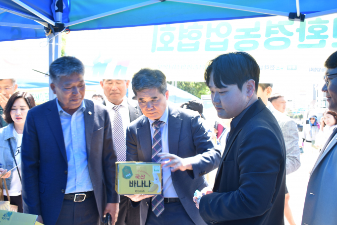 정광현 전남도 농축산식품국장(사진 왼쪽에서 2번째)이 지난 1일 남악 중앙공원에서 열린 제2회 유기농데이 기념식 및 친환경농산물 직거래장터에 유기농 제품을 살펴보고 있다./전남도