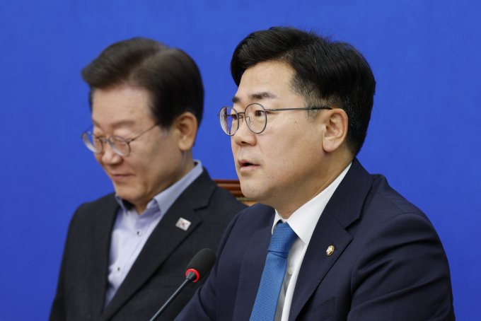 박찬대 더불어민주당 원내대표가 22대 국회 원 구성에 대해 "민주당은 (국민의힘에) 충분한 시간과 기회를 줬다. 국회법이 정한 시한 내에 결론을 내려야 한다는 것이 민주당의 확고한 입장"이라고 강조했다. 사진은 박 원내대표(오른쪽)가 3일 서울 여의도 국회에서 열린 최고위원회의에 참석해 모두발언하는 모습. /사진=뉴스1