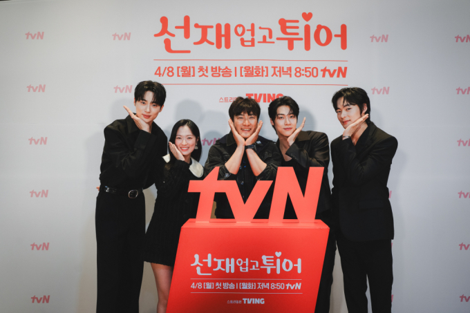 미국 타임지가 드라마 '선재업고튀어'에 대해"현재까지 올해 최고의 K-드라마"라고 극찬했다.  배우 변우석, 김혜윤, 윤종호 감독, 이승협, 송건희가 3일 온라인으로 진행된 tvN 월화드라마 '선재 업고 튀어' 제작발표회에 참석해 포즈를 취하고 있는 모습. / 사진= 스타뉴스