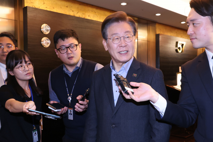 사진은 3일 서울 여의도 내 한 중식당에서 5선 의원들과 오찬 행사를 위해 이동하고 있는 이재명 더불어민주당 대표(오른쪽에서 2번째)의 모습. /사진=뉴시
