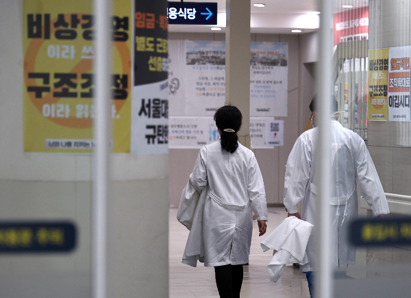 정부가 전공의들에게 내린 사직서 수리 금지와 업무개시명령 등 각종 명령 철회를 고려하고 있다고 밝혔다. 지난달 29일 서울 시내 한 상급종합병원에서 의료진이 이동하고 있다. /사진=뉴시스