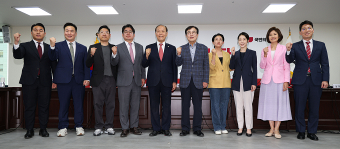 사진은 황우여 국민의힘 비상대책위원장(왼쪽에서 5번째)이 3일 오후 서울 여의도 국민의힘 당사에서 열린 제4차 전당대회 선거관리위원회 임명장 수여식 및 1차 회의에서 서병수 신임 전당대회 선거관리위원장을 비롯한 위원들과 기념촬영을 하는 모습. /사진=뉴시스