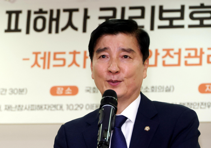 더불어민주당이 3일 윤석열 대통령의 석유·가스가 동해에 매장돼 있을 가능성 발표에 대해 국면 전황용이라고 지적했다. 사진은 이해식 민주당 수석대변인이 지난달 8일 서울 여의도 국회 의원회관 소회의실에서 열린 재난·참사 피해자 권리보호를 위한 정책제안 토론회에서 발언하는 모습. /사진=뉴시스
