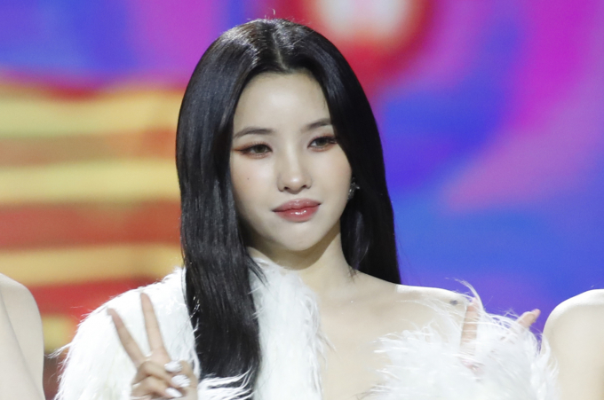 건강 문제를 안았던 그룹 (여자)아이들 소연이 활동을 재개한다. 사진은 지난해 12월 인천 중구 인스파이어 아레나에서 열린 '2023 SBS 가요대전' 레드카펫 행사에 참석한 걸그룹 (여자)아이들 소연. /사진=뉴스1