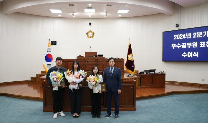 강성삼 하남시의회 의장(오른쪽 첫번째)이 우수공무원들에게 표창을 수여한 뒤 기념촬영을 하고 있다. /사진제공=하남시의회