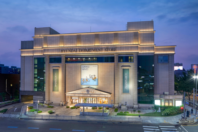  현대백화점은 전국 16개 전 점포에서 명품 브랜드를 최대 반값에 구입할 수 있는 '2024년 해외패션 봄여름(S/S) 시즌 오프' 행사를 진행한다고 4일 밝혔다./사진=현대백화점