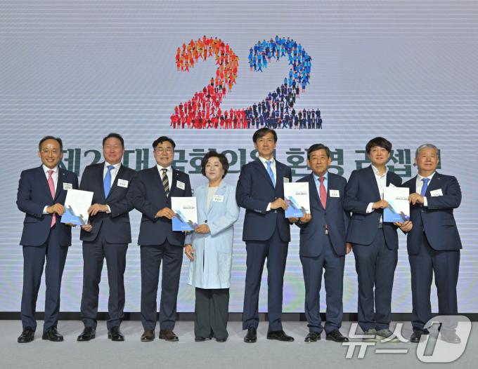 [사진] 여야 의원에게 제언집 전달하는 대한상의
