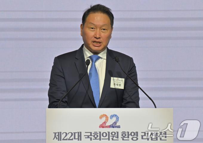 [사진] 여야 의원들 향해 인사말 하는 최태원 회장