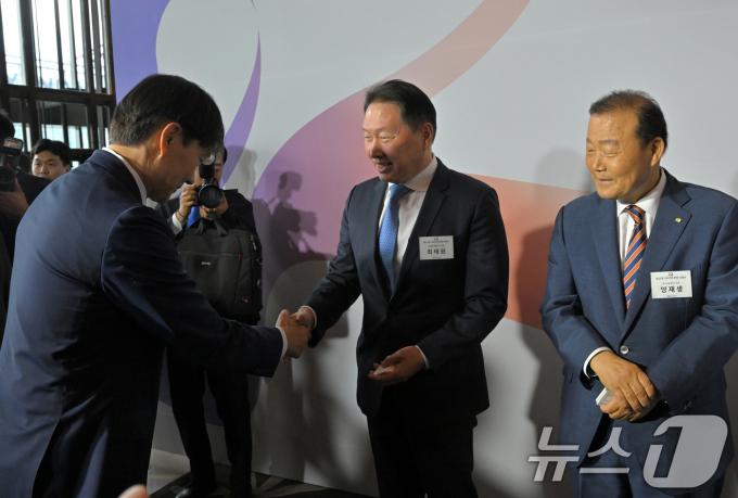 [사진] 조국 대표와 악수하는 최태원 회장