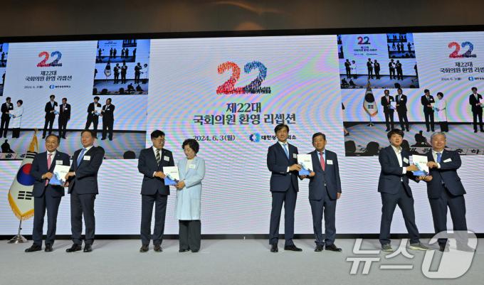 [사진] 국회의원에게 제언집 전달하는 대한상의