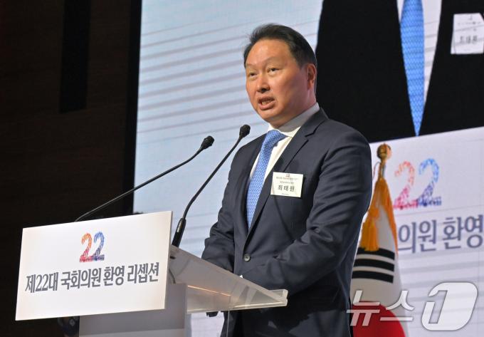 [사진] 여야 의원들 향해 인사말 하는 최태원 회장