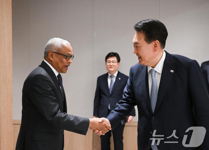 [사진] 카보베르데 대통령과 악수하는 윤석열 대통령