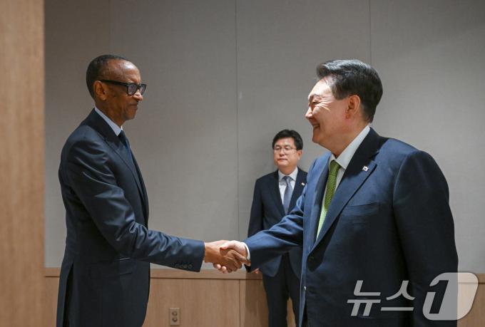 [사진] 르완다 대통령과 악수하는 윤석열 대통령