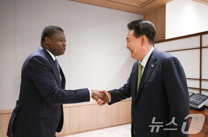 [사진] 토고 대통령과 악수하는 윤석열 대통령