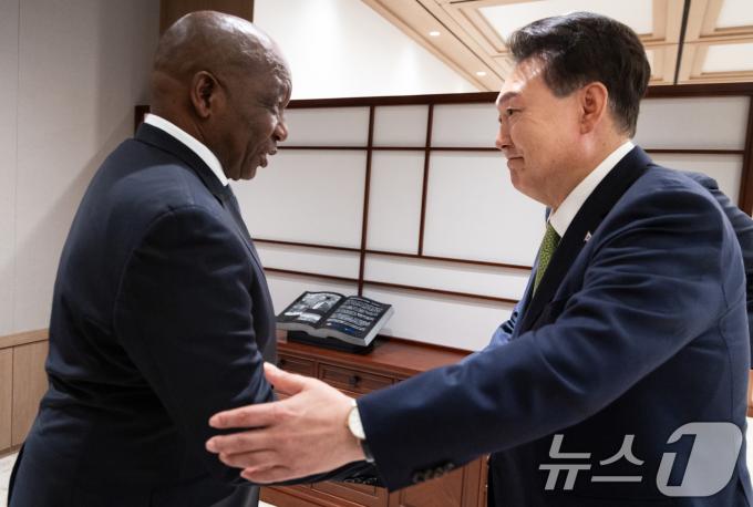 [사진] 레소토 총리와 인사 나누는 윤석열 대통령